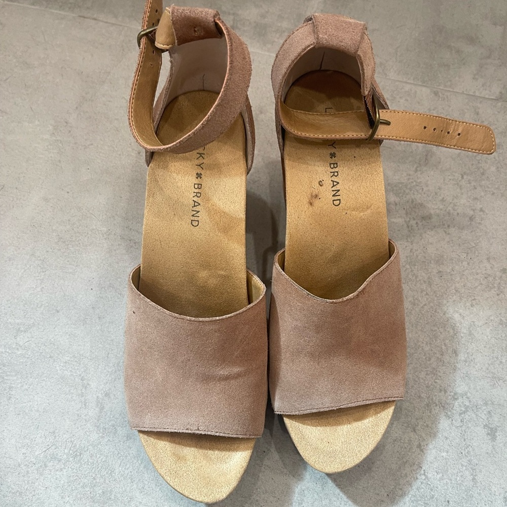 Lucky Brand Tan Sandals Minimalist Open-Toe Design